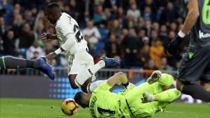 El madridista Vinicius cae ante el guardameta Rulli en el partido de Liga del pasado día 6 en el Bernabéu