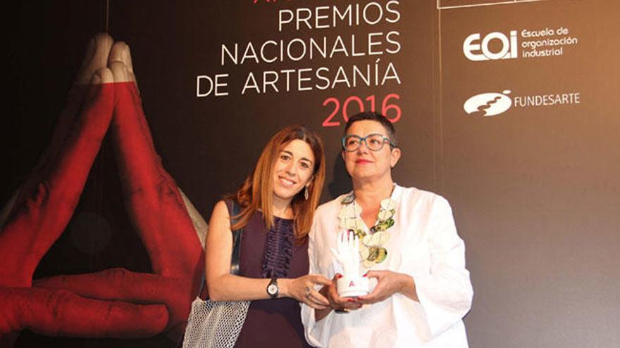 La directora de Comercio e Consumo, Sol Vázquez, y la gerente de la Fundación Artesanía de Galicia, Elena Fabeiro, con el premio. // FdV