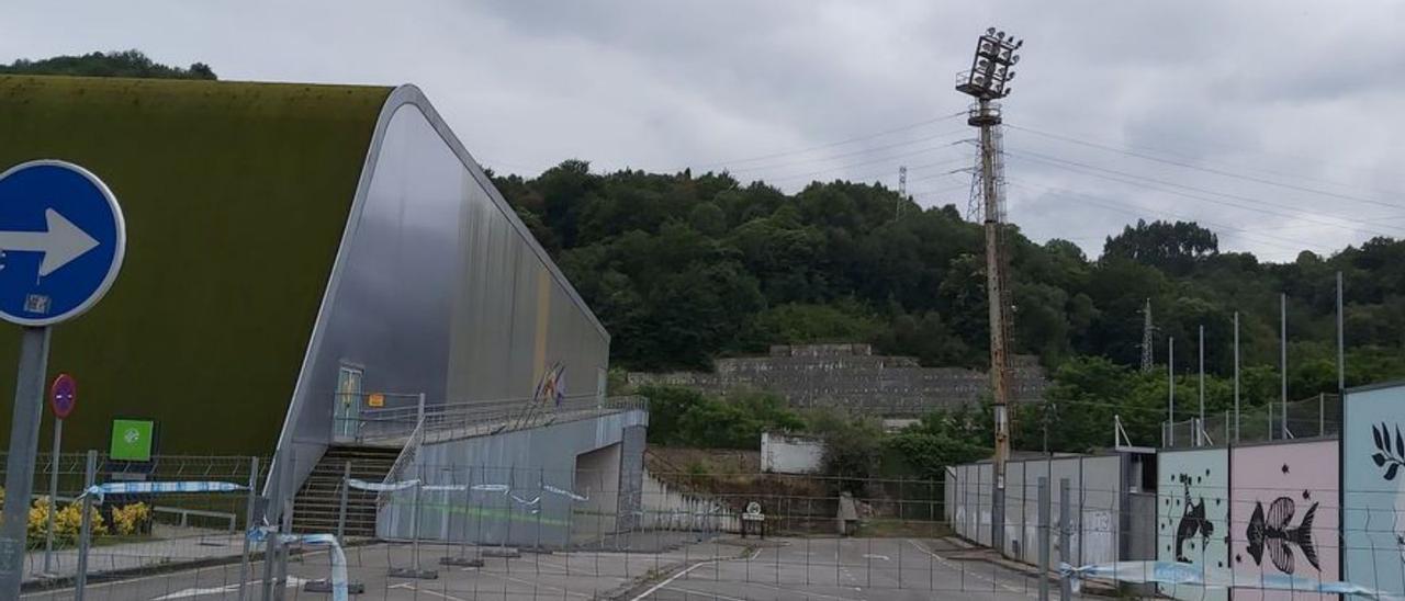 La zona vallada, entre el centro deportivo Juan Carlos Beiro y el campo de Ganzábal, donde se construirá el acceso rodado al futuro ferial. | E. P.