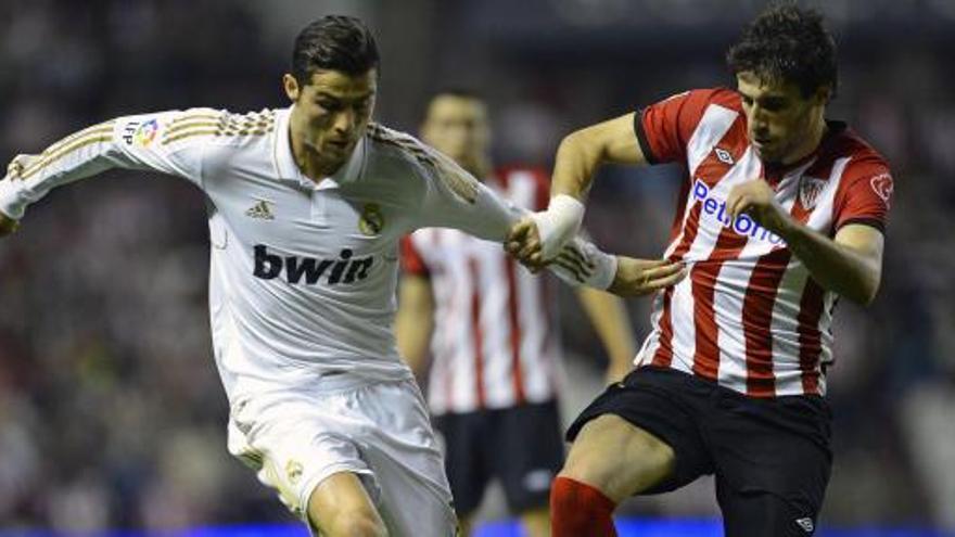 Javi Martínez lucha un balón con Cristiano Ronaldo.