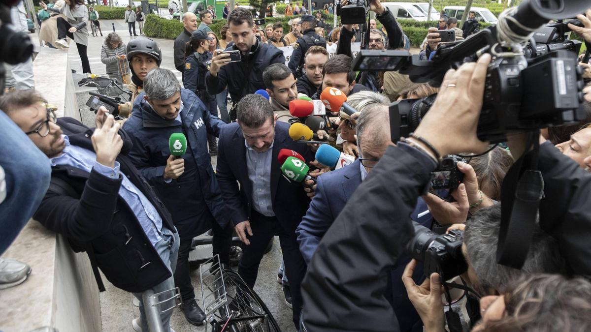 Emilio Argüeso y su abogado rodeados de periodistas el día de la declaración del primero en la Ciudad de la Justicia.
