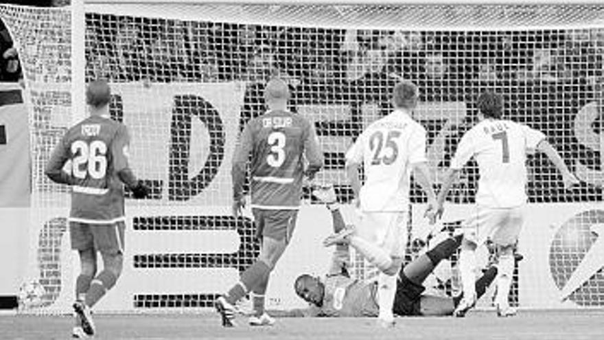 Raúl hace el segundo gol con el que igualaba el récord de Müller.