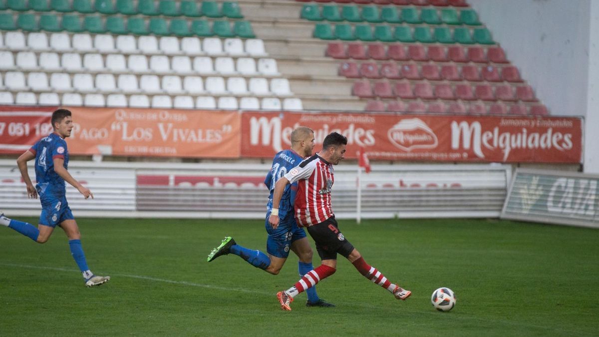 Altube chuta a portería en el choque jugado ante el Real Avilés.