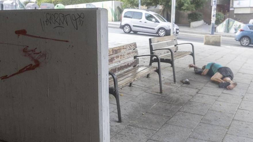 Orines, envases y aceras pringosas en la entrada a la avenida Alfonso El Sabio de Alicante