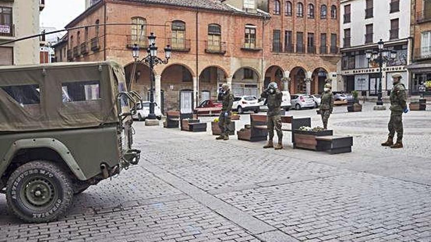 Los artilleros en la plaza Mayor, ayer por la mañana.