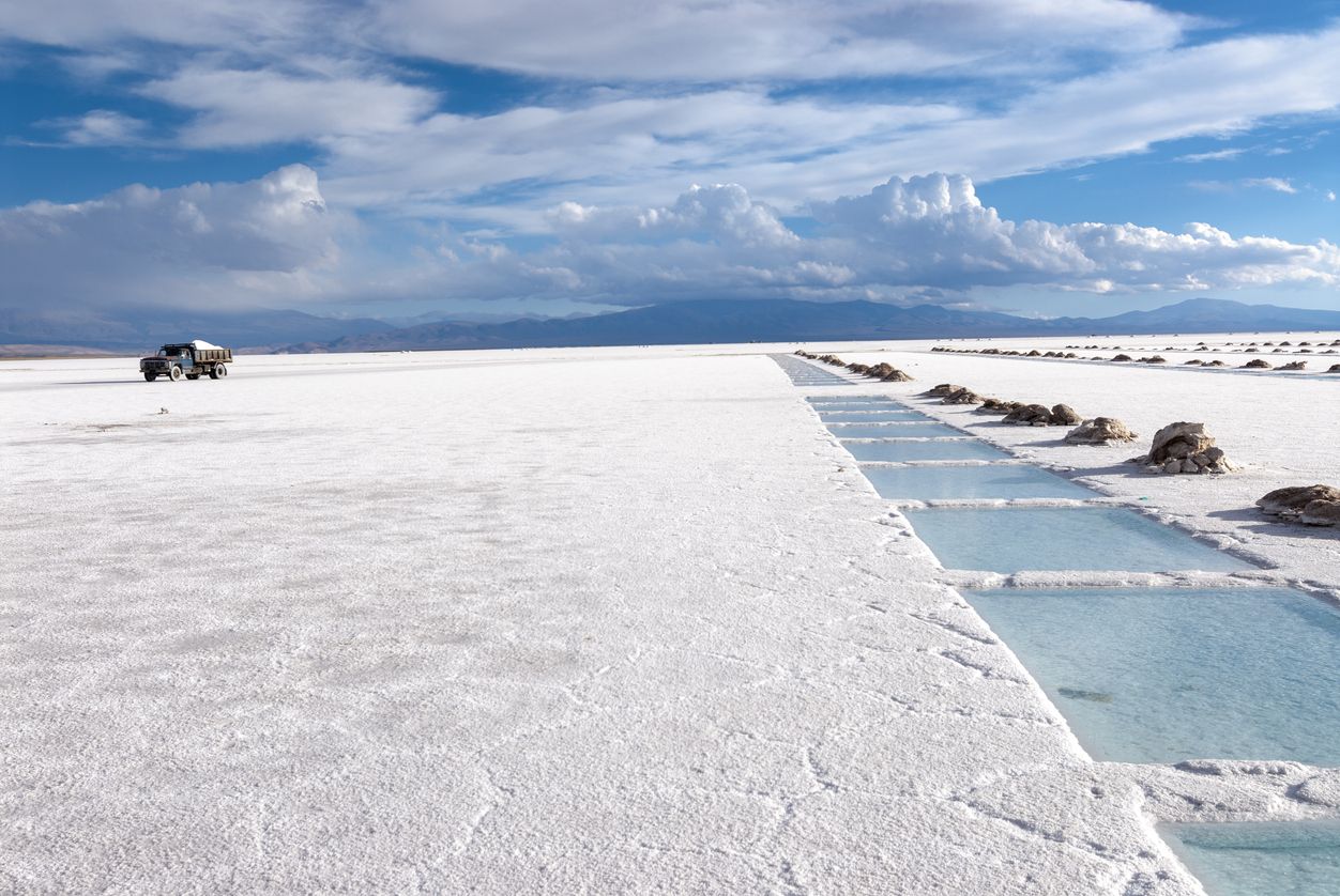 Piscinas de extracción de sal en Salinas Grandes, Argentina.