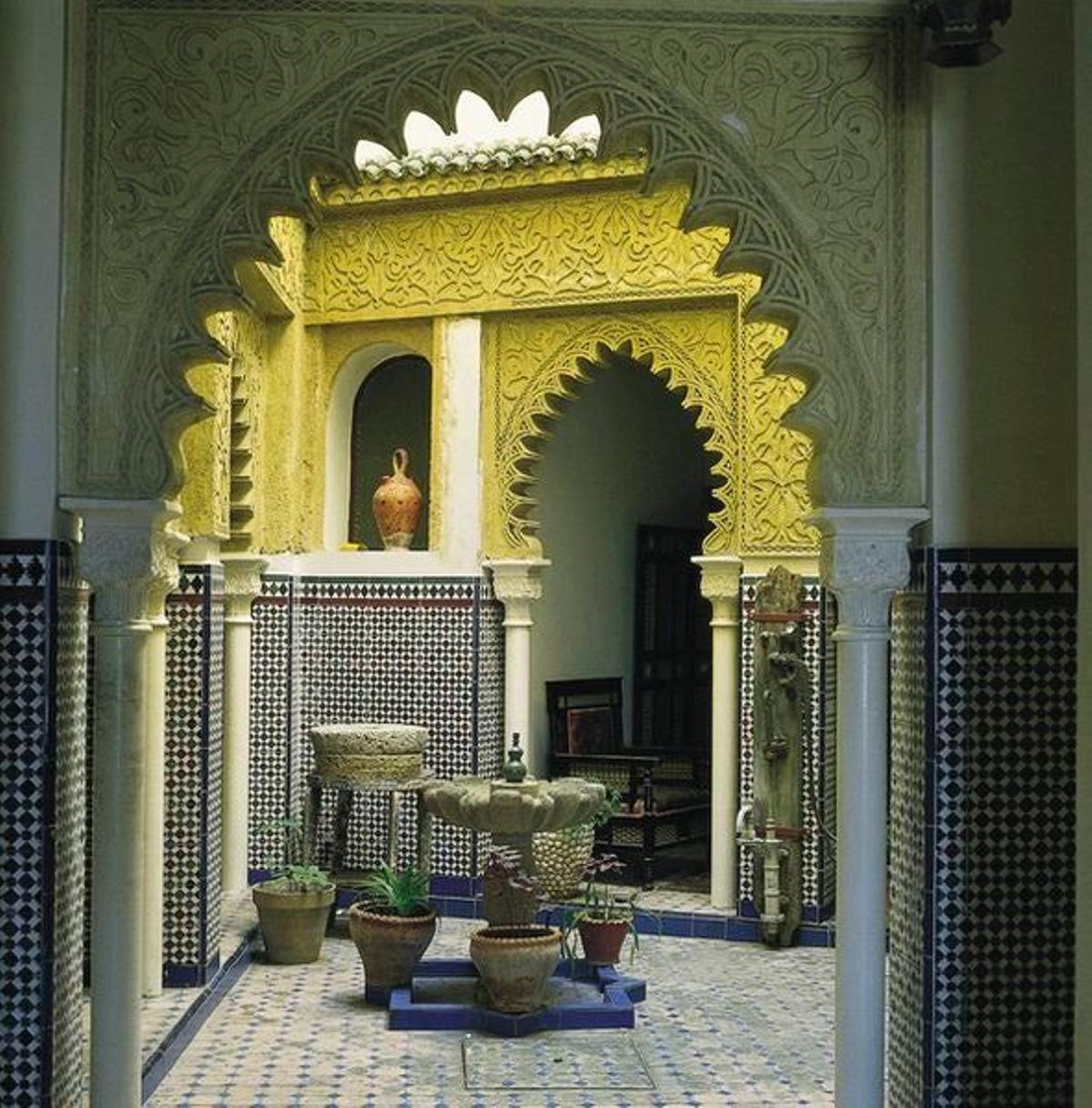 En Tánger existen muestras de la arquitectura árabe en la mayoría de los edificios como en el este patio del Gran Hotel