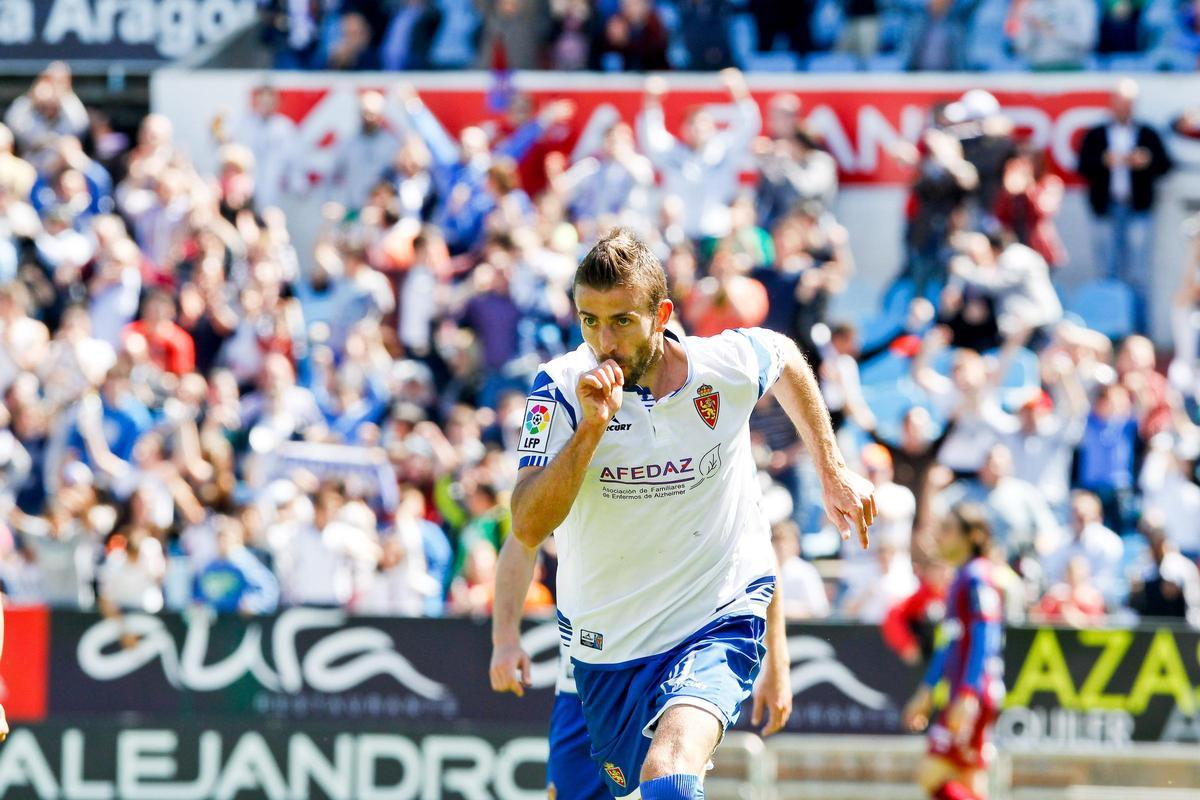 Luis García celebra unn gol con la camiseta del Real Zaragoza.
