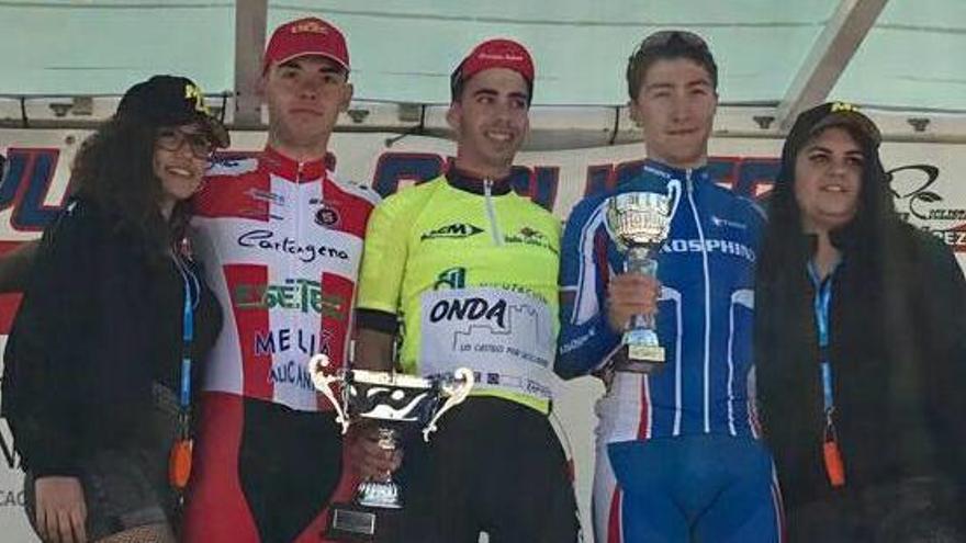 Podio de la Vuelta Ciclista Alicante Junior con Gandía como vencedor