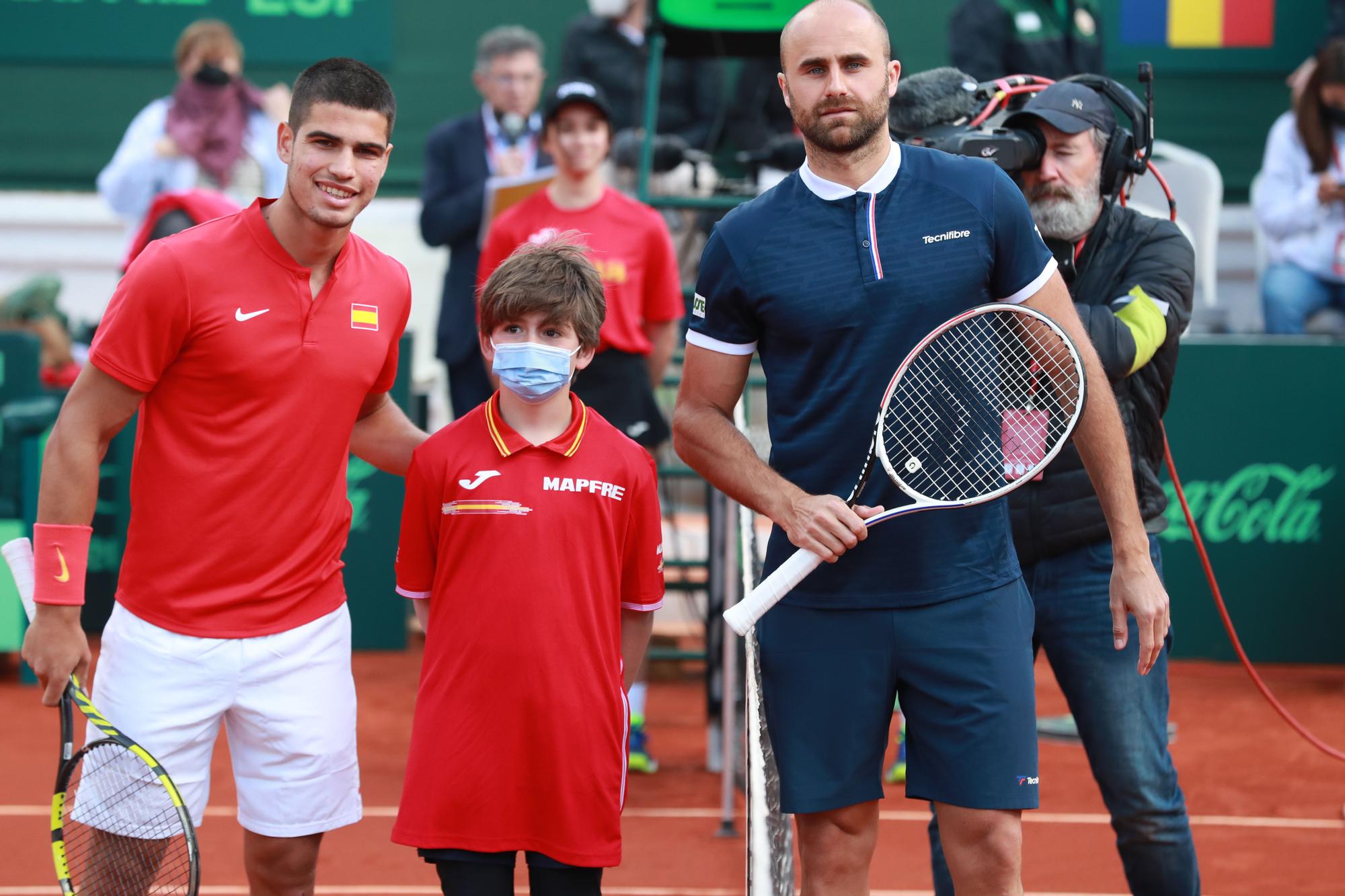 Tras los dos primeros partidos del viernes, victoria de España por dos a cero, gracias a los triunfos de Roberto Bautista  y Carlos Alcaraz.