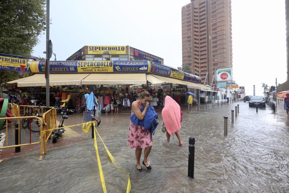 Una fuerte tormenta descarga en Benidorm