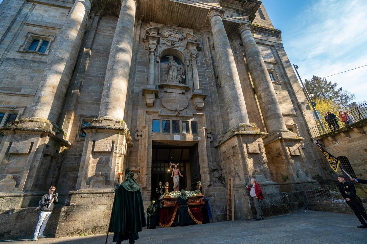 Santiago vive la Pascua con la procesión del Cristo Resucitado y el encuentro en la Quintana Santiago vive la Pascua con la procesión del Cristo Resucitado y el encuentro en la Quintana