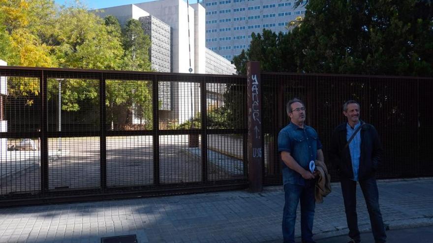 Guarido y Fernández, ante el edificio del Banco de España