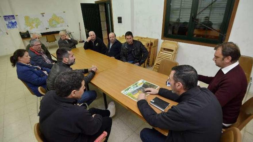 Vecinos de Outeda en la asamblea con Abraldes y Sanmartín. // G.S.