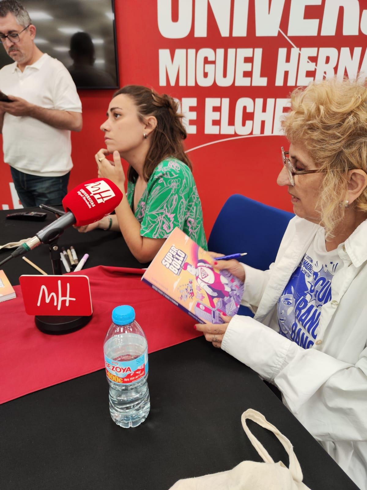 Un momento de la firma del cómic en Elche este sábado