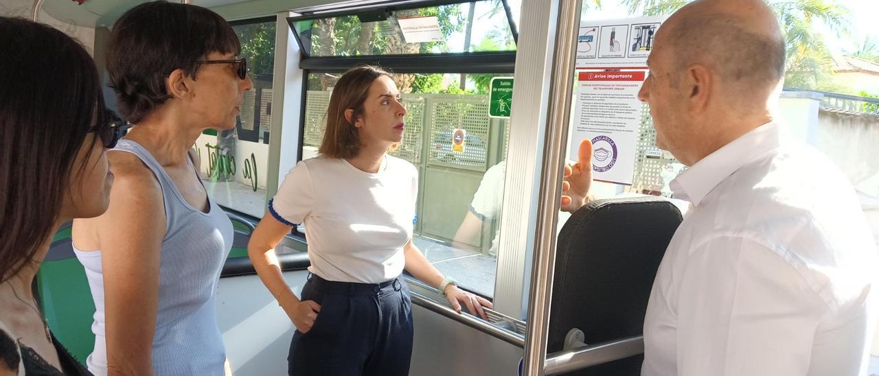 Uno de los pictogramas que se ha instalado en la ventana de uno de los autobuses urbanos.