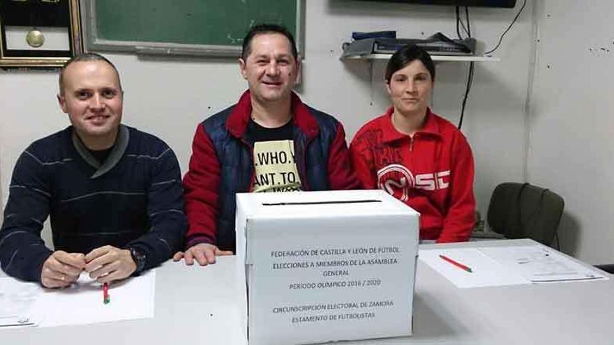 La mesa electoral para los comicios.