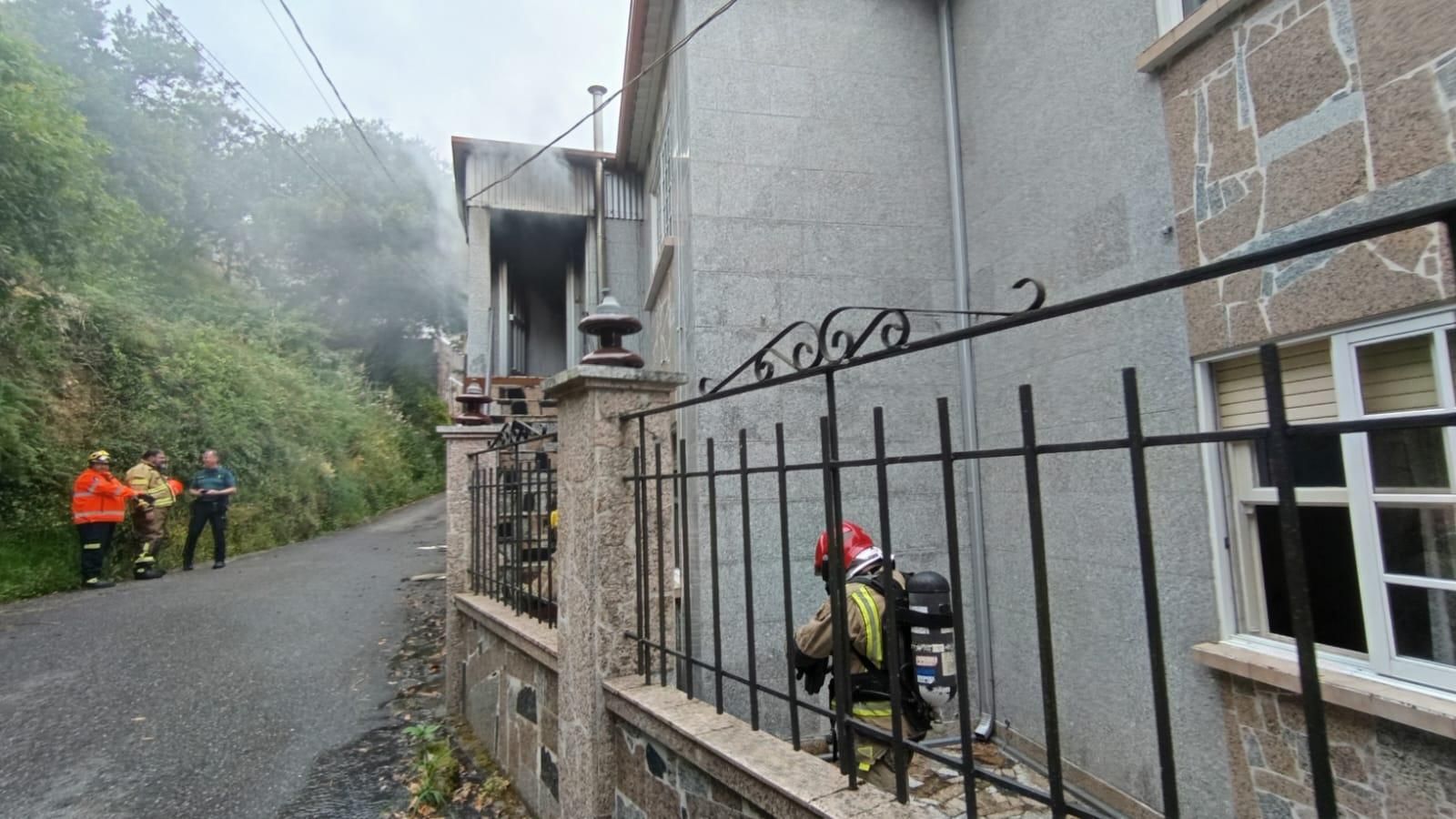 Arde la planta alta de una vivienda en Areamilla en Cangas