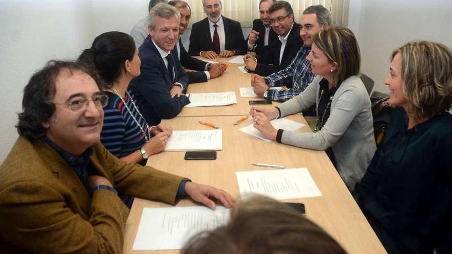 Reunión de Alfonso Rueda con diputados del PP el pasado martes en la Diputación. // Rafa Vázquez