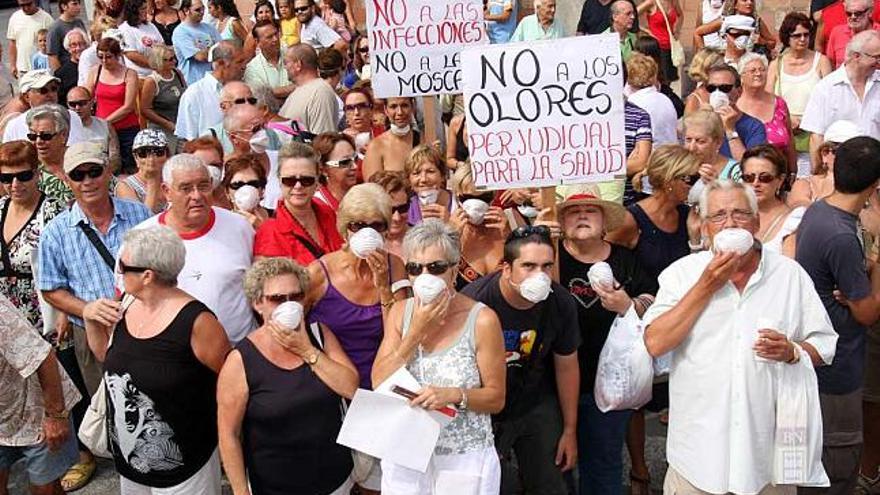 Imagen de la protesta que los vecinos realizaron el mes pasado frente al Ayuntamiento por los olores de la planta