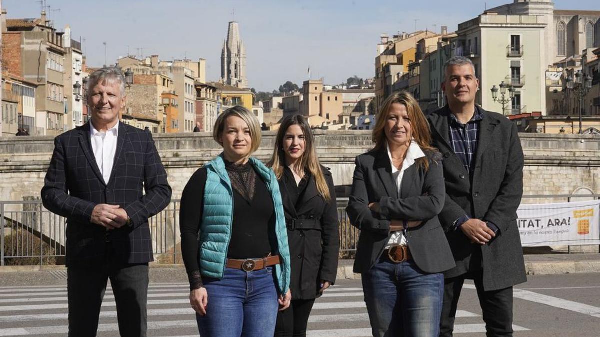 Eva Trias, amb l’equip de Valents, ahir, a Girona.  | MARC MARTÍ