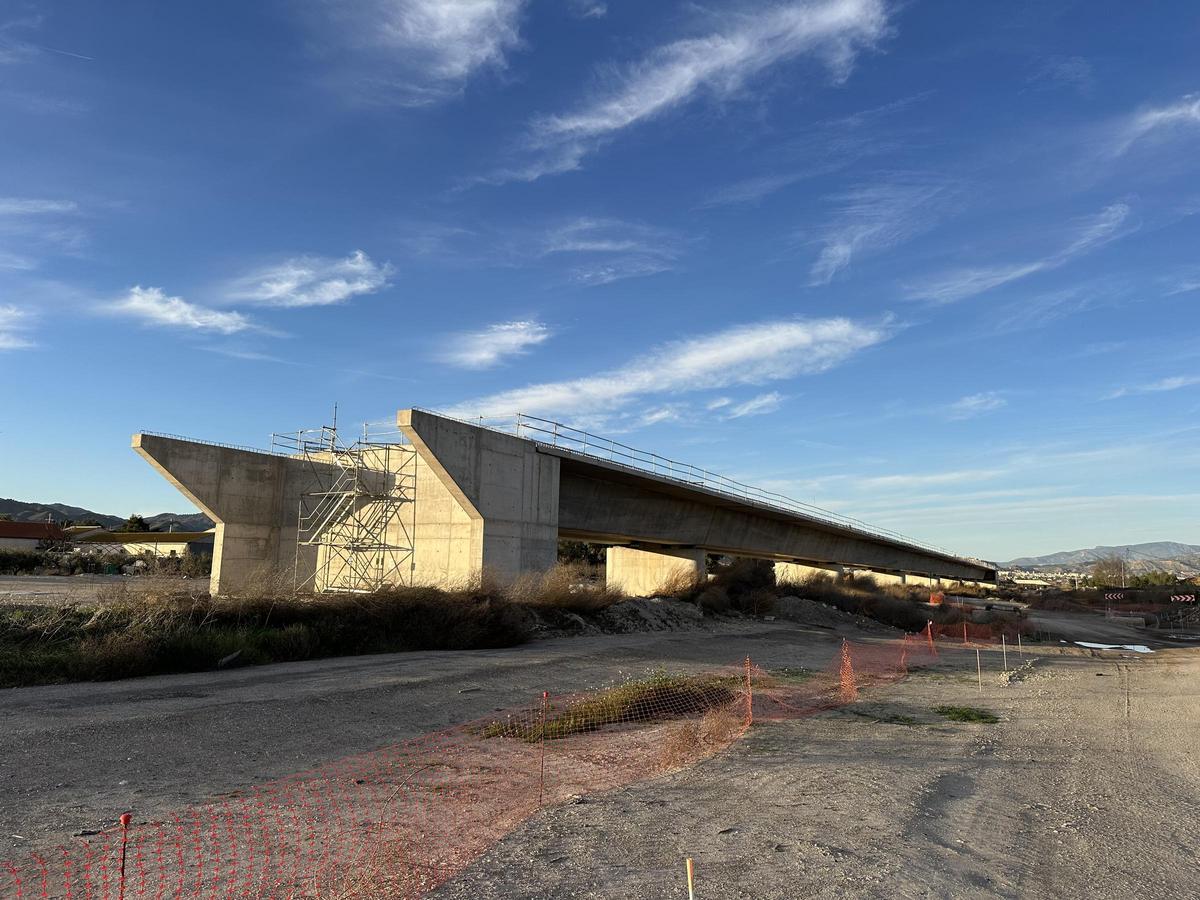 Estado actual del viaducto del Corredor Mediterráneo sobre la rambla de Béjar.