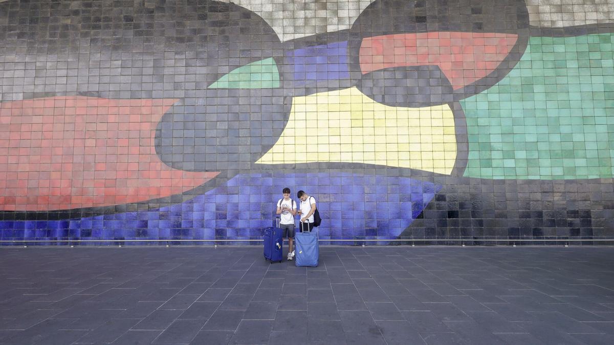 Imagen de archivo del mural de Miró en la Terminal 2 del Aeropuerto de Barcelona-El Prat.