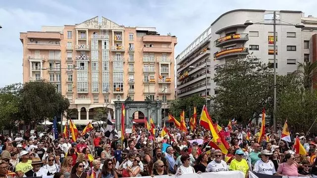 Cientos de personas se manifiestan en Ceuta para exigir más seguridad ante el inicio del curso escolar