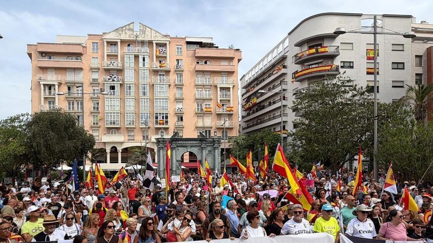 Hunderte von Menschen demonstrieren in Ceuta, um mehr Sicherheit zum Schuljahresbeginn zu fordern.