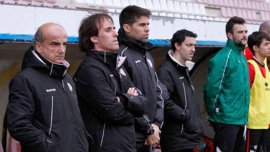 El cuerpo técnico, antes del inicio de un partido.