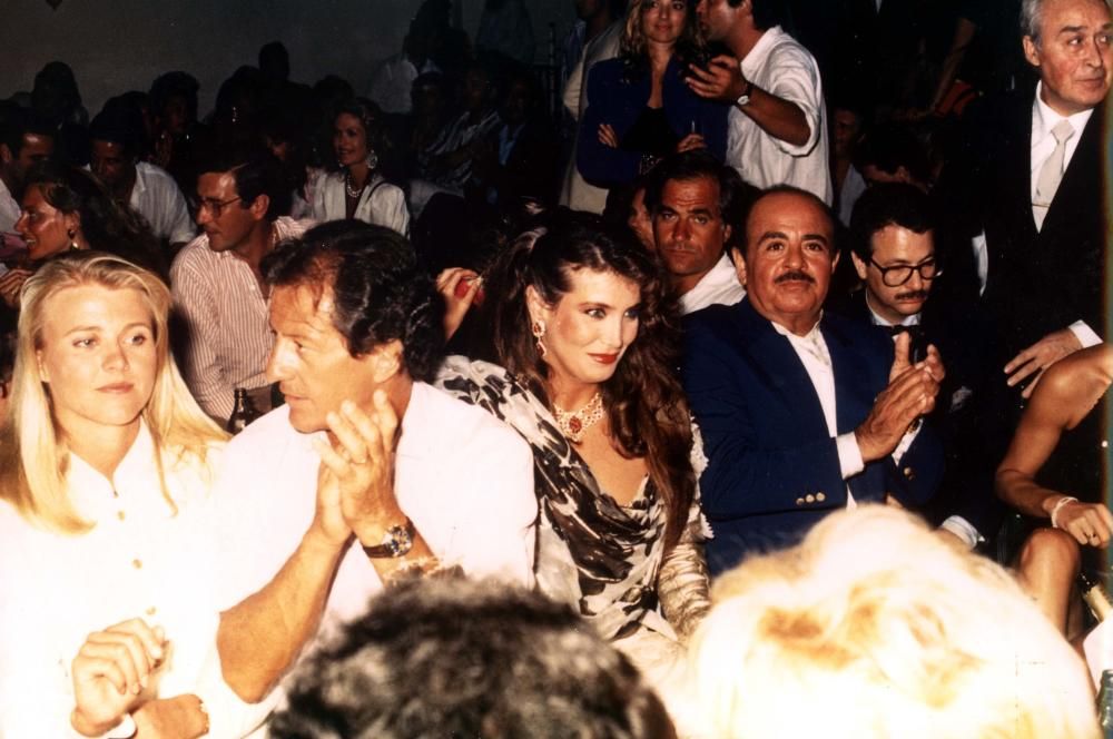 El empresario saudí, en una fiesta de Marbella con Philippe y Nina Junot.