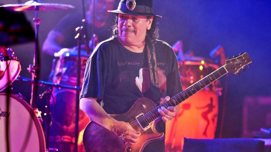 El guitarrista Carlos Santana es desmaia damunt l&#039;escenari a Michigan