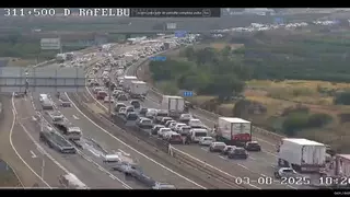 Un accidente en la A-7 en Moncada provoca retenciones y el cierre de un carril en plena operación salida