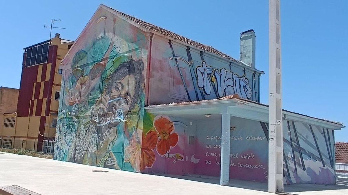 Los murales ya recuperados en la senda verde de Chapela.