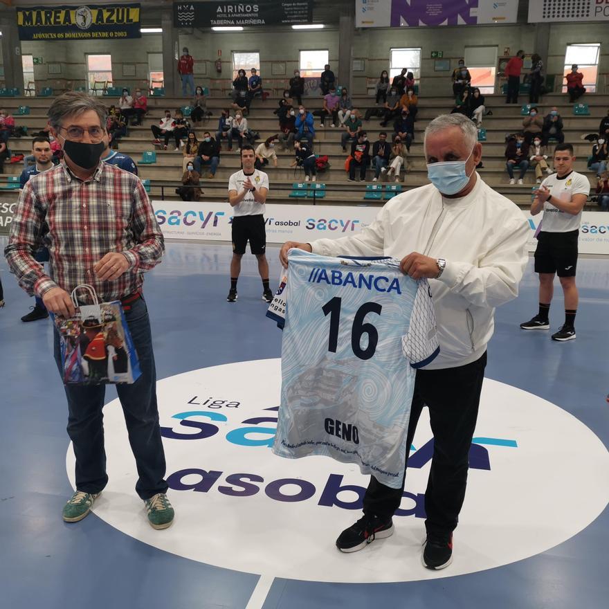 El presidente del Frigoríficos, Alberto González, entrega una camiseta del club al concejal Eugenio González en agradecimiento por las mejoras en O Gatañal.