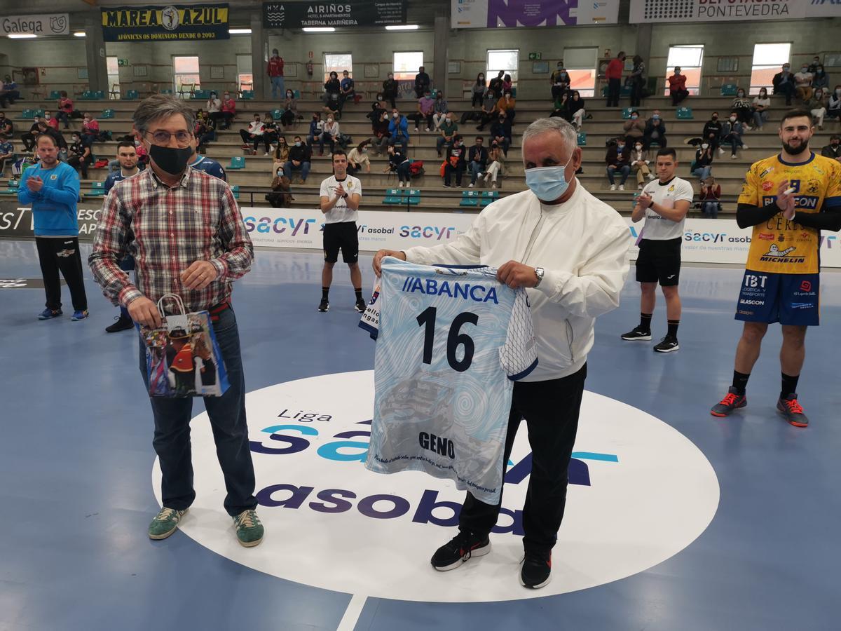 El presidente del Frigoríficos, Alberto González, entrega una camiseta del club al concejal Eugenio González en agradecimiento por las mejoras en O Gatañal.