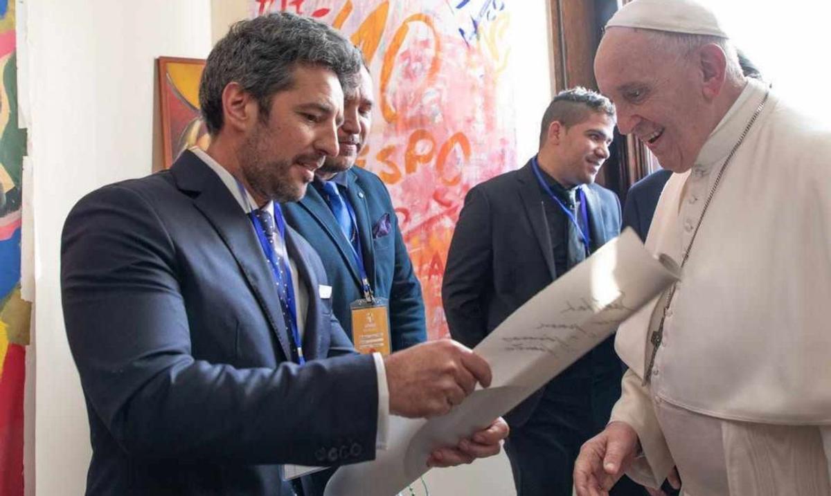 René Mäkelä entregó una lámina al Papa durante un encuentro en el Vaticano. | INSTAGRAM RENÉ MÄKELÄ