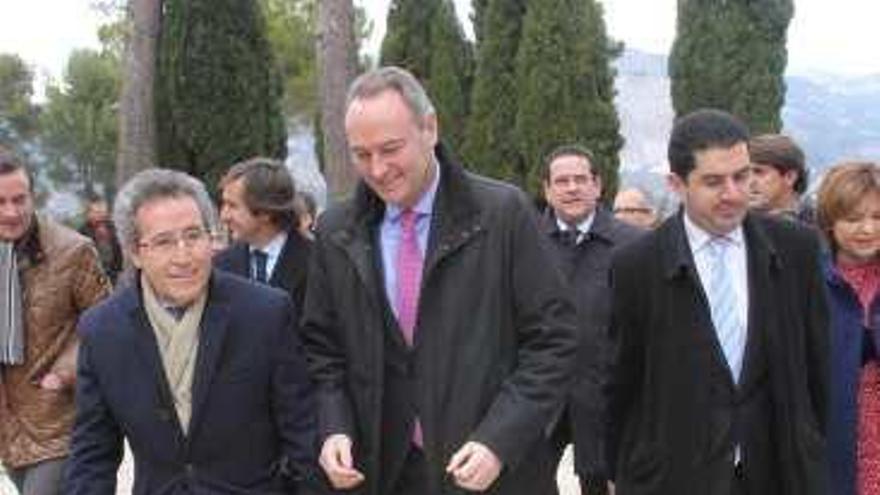 Alberto Fabra, junto a Alfredo Alberola y al alcalde el día de la presentación de la ATE en Alcoy