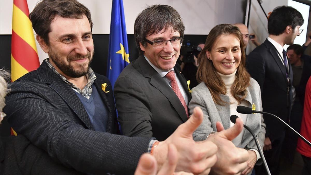 Carles Puigdemont, acompañado de Anroni Comín y Meritxell Serret celebran los resultados en Bruselas.