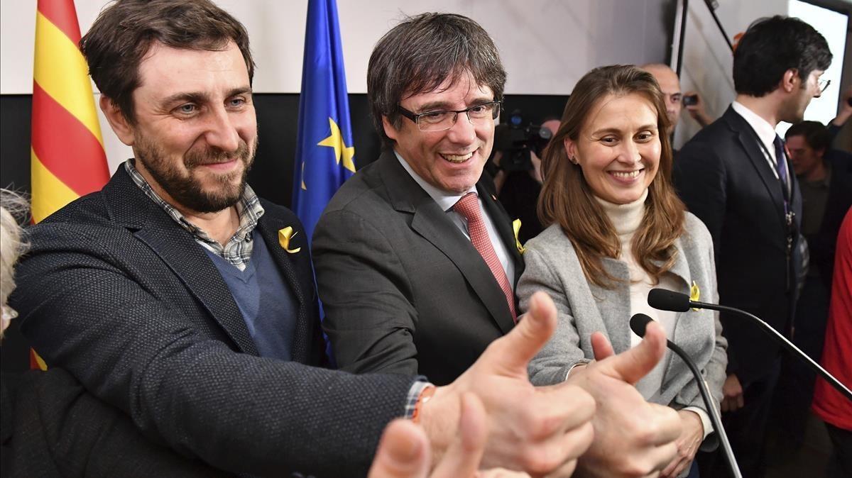 Carles Puigdemont, acompañado de Anroni Comín y Meritxell Serret celebran los resultados en Bruselas.