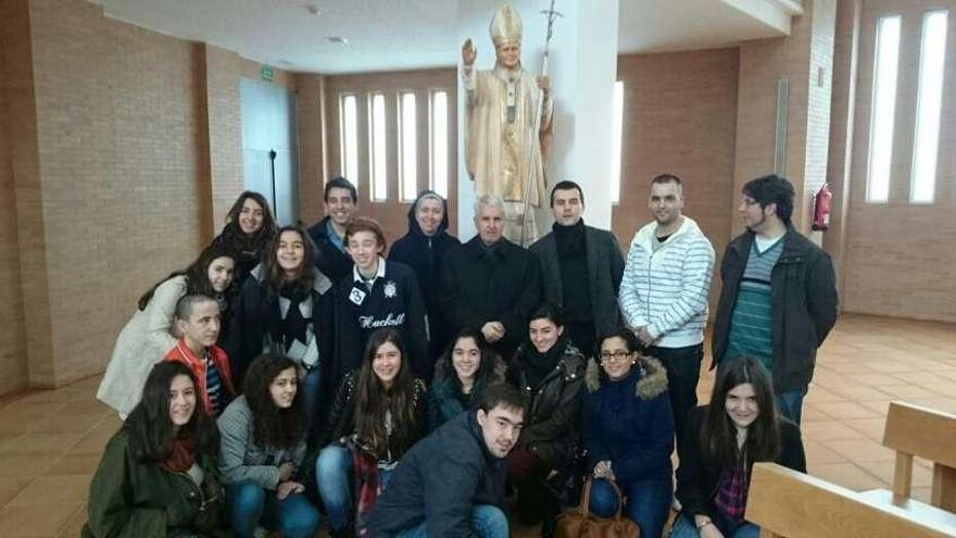 Un grupo de los jóvenes que viajan hoy a Roma, con el obispo Luis Quinteiro Fiuza (centro) y el delegado de pastoral juvenil Alberto Montes, en el centro pastoral Juan Pablo II, en Navia.