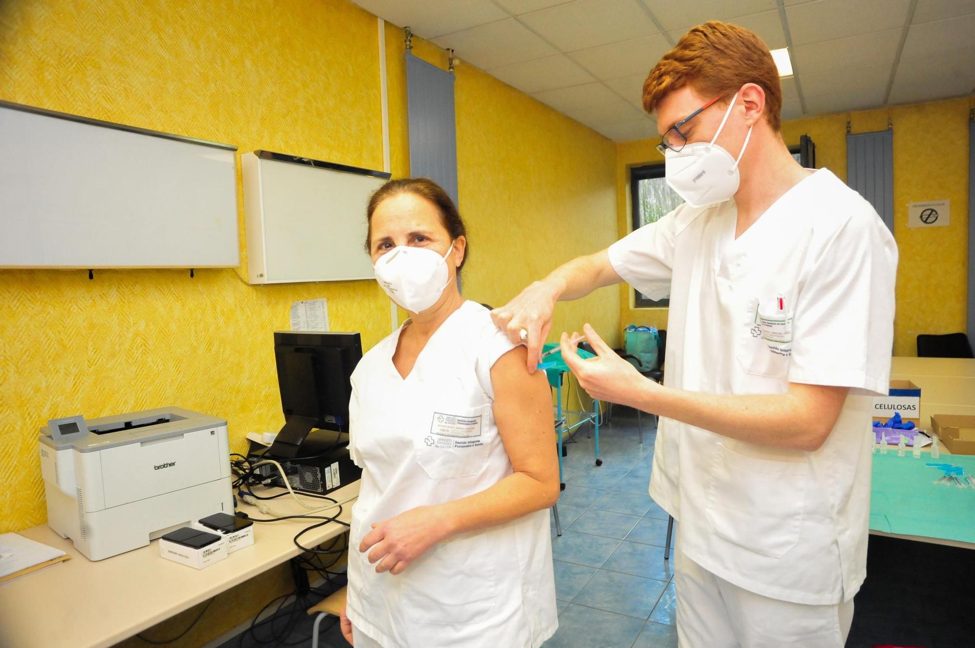 El personal del centro de salud de Vilagarcía recibe la segunda dosis de la vacuna contra el COVID
