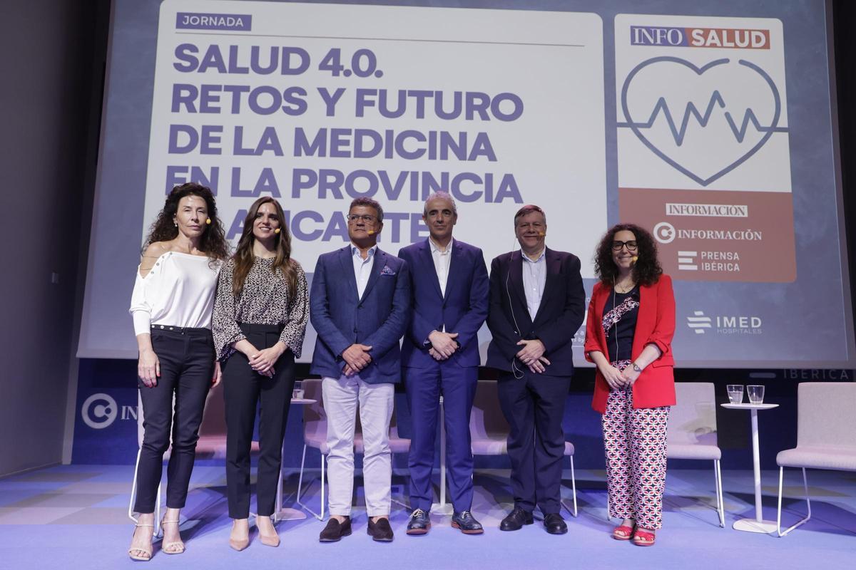 Los médicos participantes en Infosalud 2024 con Toni Cabot, director del diario, tercero por la izquierda
