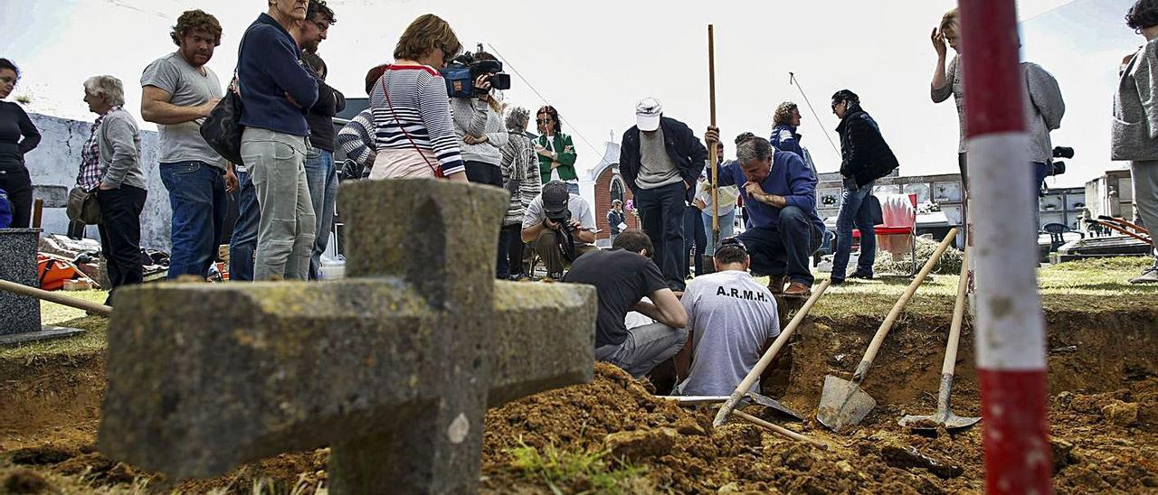 Excavaciones realizadas en mayo de 2017 en el cementerio de Bañugues. | Ricardo Solís
