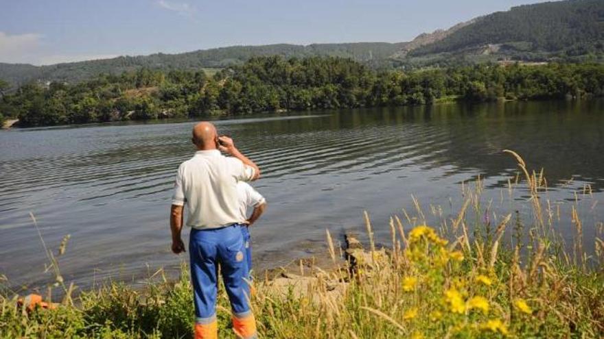 Un momento del dispositivo de búsqueda del pescador desaparecido en el Miño. / b. lorenzo