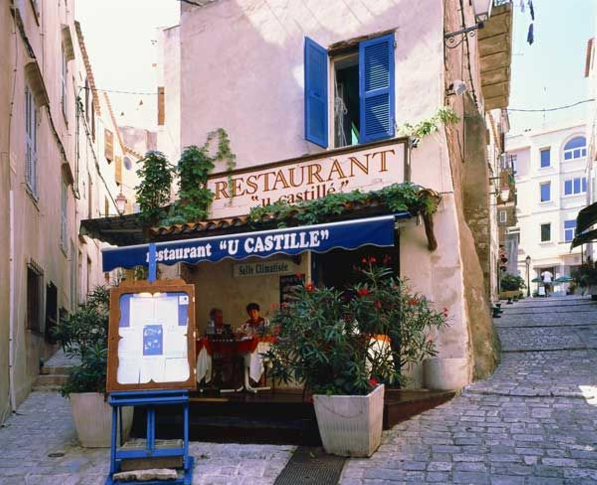 Restaurante en la parte Antigua de Bonifacio en Córcega.