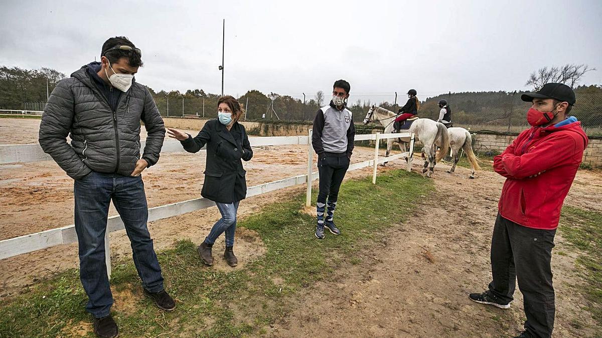 Omar Fanjul, junto a dos jóvenes con sus caballos, en el centro ecuestre de La Belga (Siero).