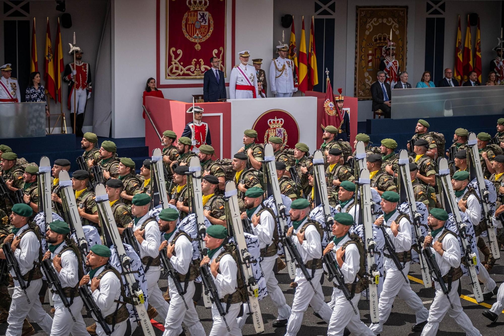 Las mejores imágenes del desfile militar de las Fuerzas Armadas en Tenerife con la presencia de Sus Majestades los Reyes