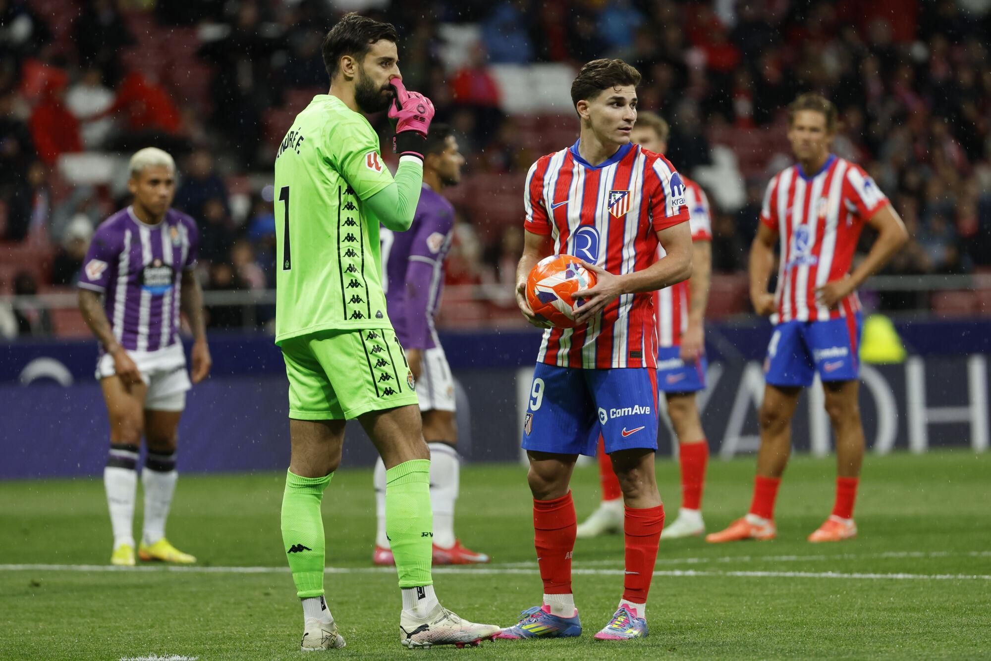 MADRID, 14/04/2025.- El delantero argentino del Atlético de Madrid Julián Álvarez momentos antes de lanzar un penalti junto al portero del Valladolid,André Ferreira durante el partido de LaLiga de fútbol que Atlético de Madrid y Real Valladolid disputan este lunes en el estadio Metropolitano. EFE/Mariscal