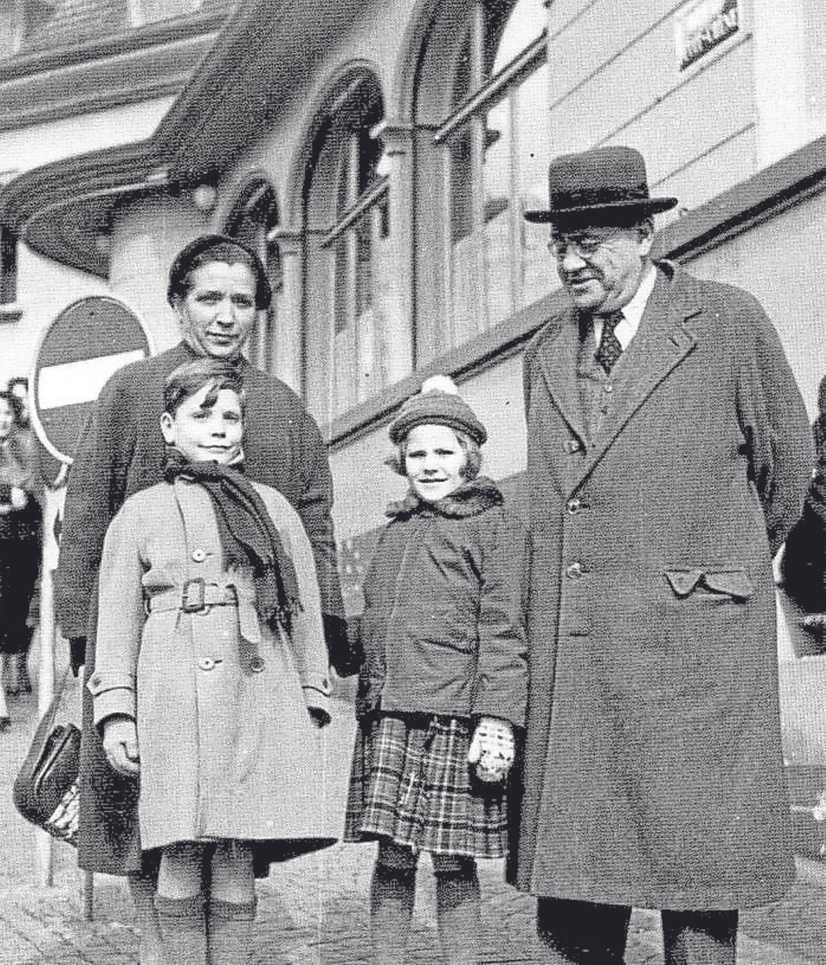 Feli López de Dom Pablo y Juan Negrín con sus nietos Juan y Carmen Negrín Fetter, en Suiza.